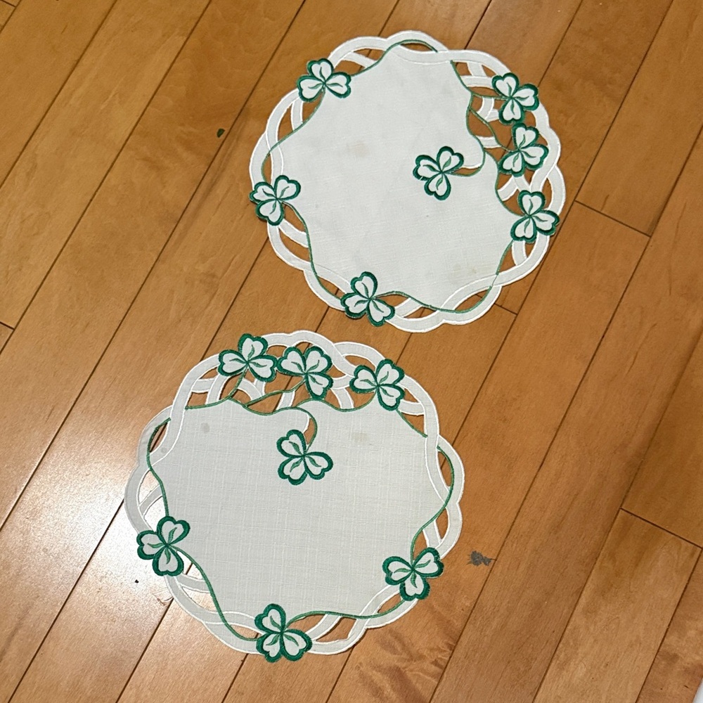 VINTAGE Elegant Green and White Clover Placemats / Dollies